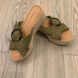 American Eagle slip on olive platform espadrille ❤️❤️❤️❤️